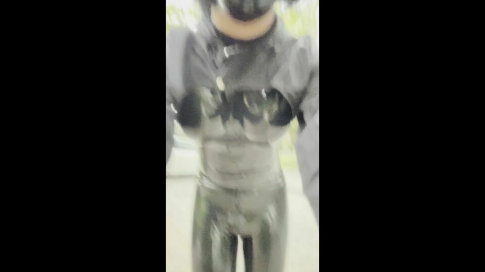 Qingningjiang – Jerking Off In Public In A Latex Suit